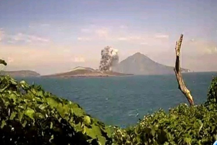Tangkapan gambar kamera pengawas Gunung Anak Krakatau pada Kamis (11/5/2023).