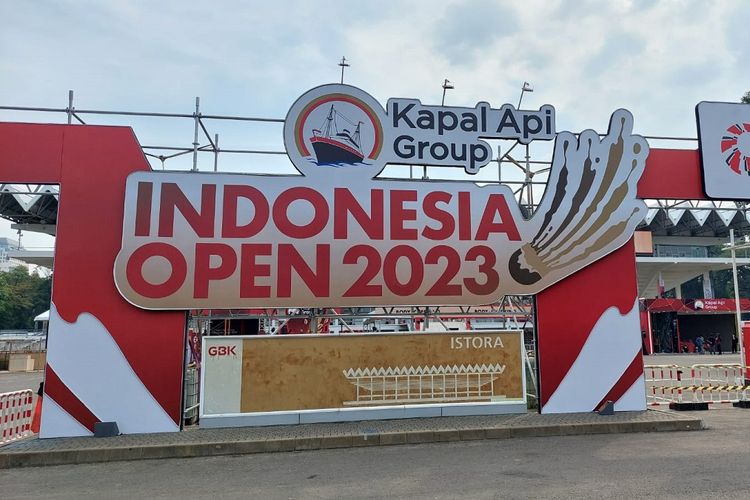 Suasana Istora Senayan, Jakarta, pada satu hari menjelang pergelaran turnamen bulu tangkis Indonesia Open 2023, Senin (12/6/2023) siang WIB. 