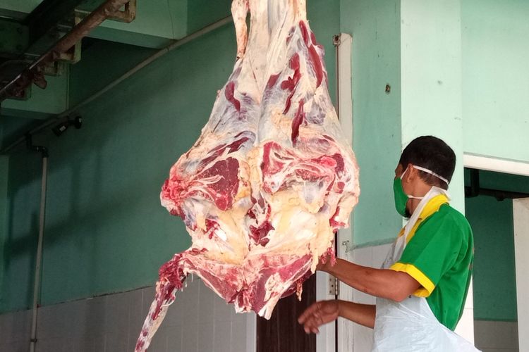 Petugas RPH saat memotong daging hewan kurban. Simak waktu penyembelihan hewan kurban menurut syariat.