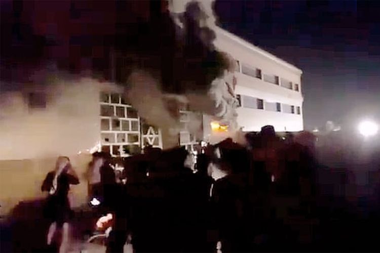 Rumah sakit virus corona al-Hussain yang kebakaran dengan dugaan karena ledakan tangki oksigen, kata seorang polisi di tempat kejadian. [@no_itsmyturn/Twitter]