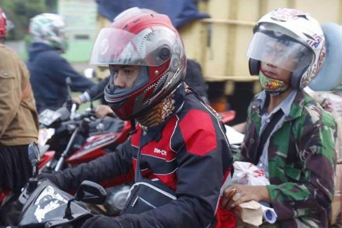 Kepadatan terjadi saat pemudik motor dan juga buruh pabrik yang pulang kerja melewati ruas jalan Kalimalang, Bekasi, Selasa (14/7/2015). Arus pemudik yang menggunakan motor diperkirakan akan melonjak mulai malam ini hingga H-1 Hari Raya Idul Fitri 1436 H.