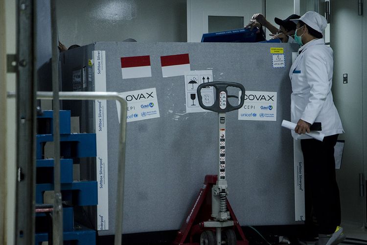 Karyawan memeriksa envirotainer  berisi vaksin Covid-19 AstraZeneca saat tiba di Bio Farma, Bandung, Jawa Barat, Senin (8/3/2021) malam. Sebanyak 1,1 juta dosis vaksin Covid-19 AstraZeneca bagian awal dari batch pertama skema kerja sama global untuk vaksin dan imunisasi (GAVI) COVAX Facility tiba di Bio Farma yang selanjutnya akan diproses dan didistribusikan guna mempercepat target vaksinasi yang merata ke seluruh penduduk Indonesia.