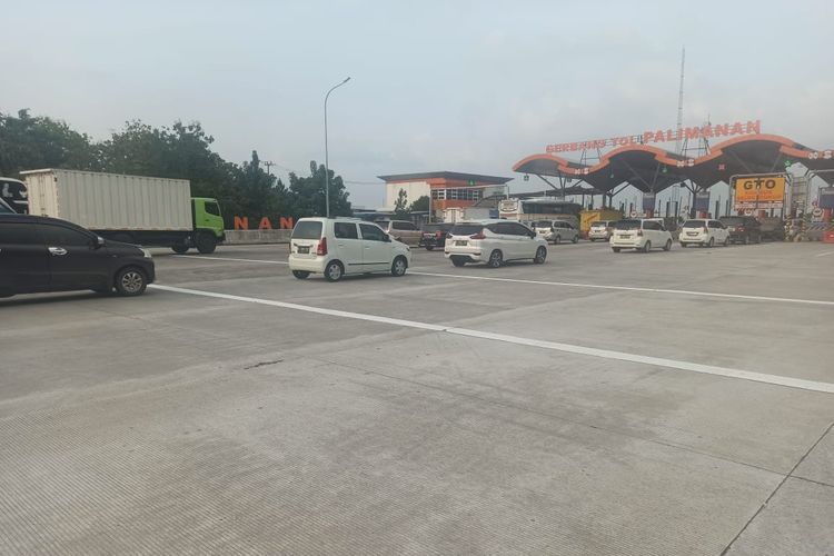 Kondisi arus lalu lintas (lalin) di Tol Cikopo-Palimanan (Cipali), Rabu (05/05/2021).