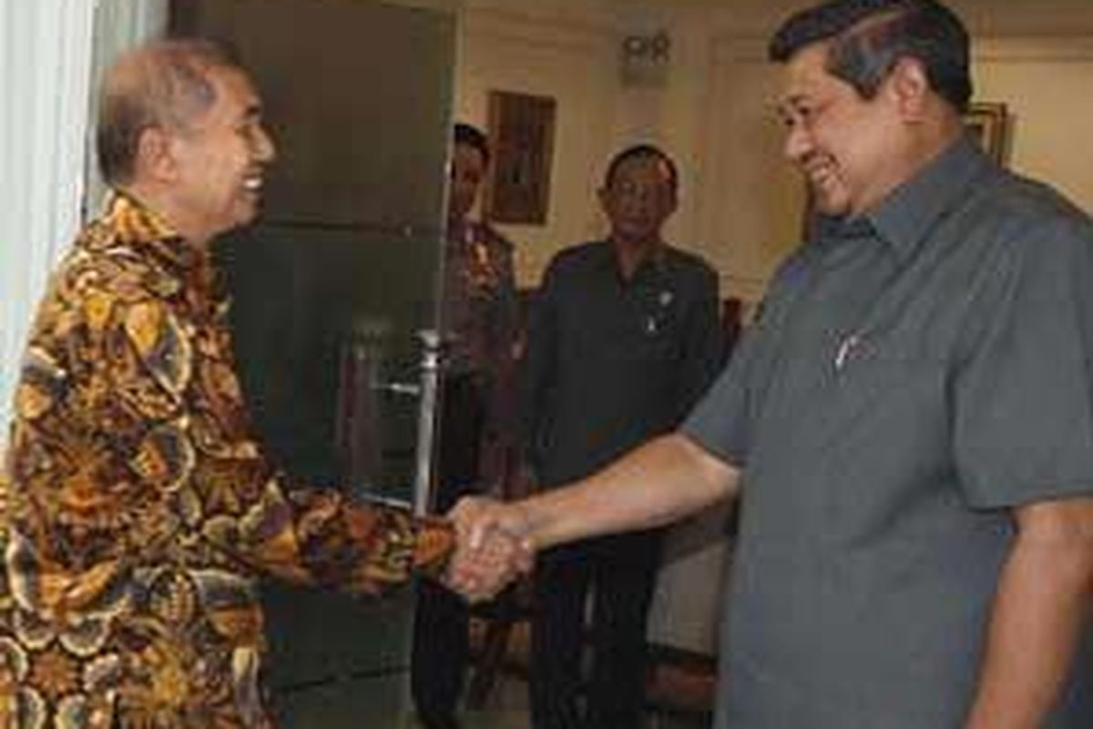 Presiden Susilo Bambang Yudhoyono menerima laporan audit Bank Century dari Ketua BPK Hadi Poernomo di Kantor Presiden, Jakarta, Senin (23/11) sore disaksikan Kapolri Jenderal Pol Bambang Hendarso Danuri dan Jaksa Agung Hendarman Supandji.