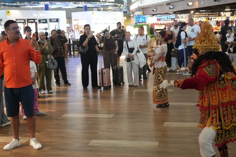 Bandara Ngurah Rai Bali Tampilkan Parade Gebogan Saat Libur Sekolah