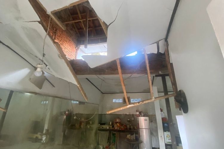 Belasan Rumah di Kabupaten Bandung terdampak gempa yang terjadi di Kabupaten Garut pada Sabtu (27/4/2024) Kecamatan Pangalengan menjadi salah satu wilayah yang terdampak akibat gempa dengan kekuatan 6,5 skala richter