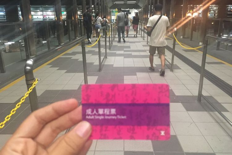 Tiket day-pass MRT menuju Ocean Park Hongkong. Dari stasiun Wong Chuk Hang, wisatawan hanya butuh merogoh kocek 4,5 dollar Hongkong atau kurang lebih Rp 8.200 menggunakan kurs saat ini untuk sampai di Ocean Park Hongkong.