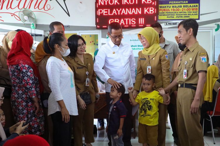 Penjabat (Pj) Gubernur Daerah Khusus Ibu Kota (DKI) Jakarta Heru Budi terlihat sedang berada di salah satu Puskesmas yang ada di Jakarta untuk meninjau pelaksanaan program pengentasan stunting. 
