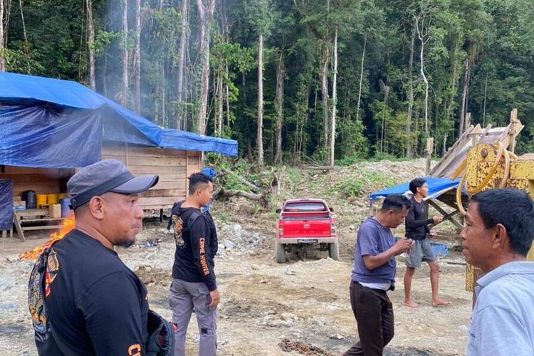 Anggota Polres Keerom, saat memberikan himbauan kepada para penambang untuk berhenti melakukan aktifitas penambangan di Sungai Takai, Distrik Senggi, Kabupaten Keerom, Papua, Senin (12/9/2022).