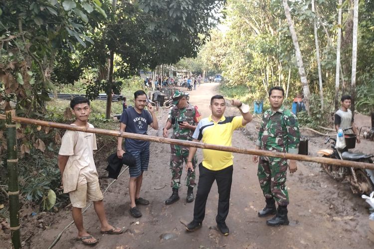 Petugas TNI dan Polri mengevakuasi warga yang berada di sekitar di Jalan Nusantara Kampung Baru, Kecamatan Keluang, Kabupaten Muba setelah terjadinya semburan dari sumur minyak ilegal.