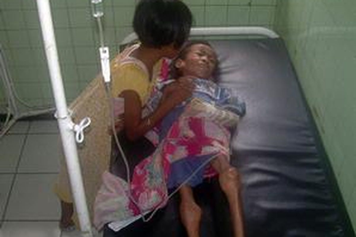 Ella sedang terbaring di UGD RSUD Pare karena menderita gizi buruk. Sang kakak, Isma, yang juga kurus berusaha menghiburnya.