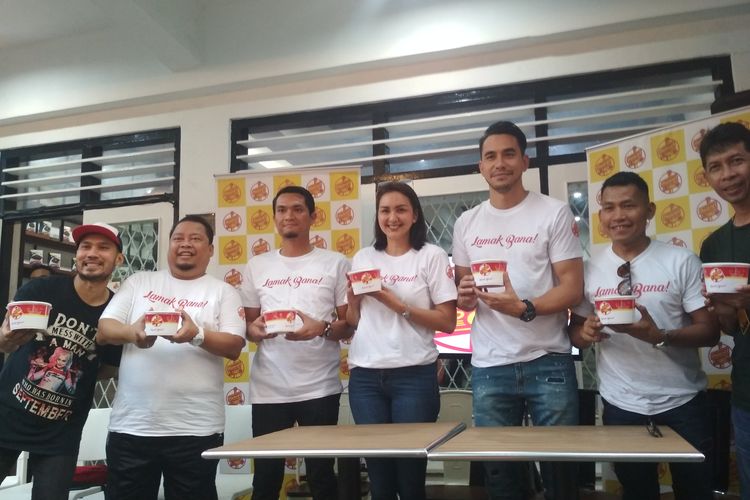 Sesi foto bersama Darius Sinathrya dan Donna Agnesia beserta teman-teman Padang to Go di M Bloc Space, Blok M, Jakarta Selatan, Minggu (10/11/2019).