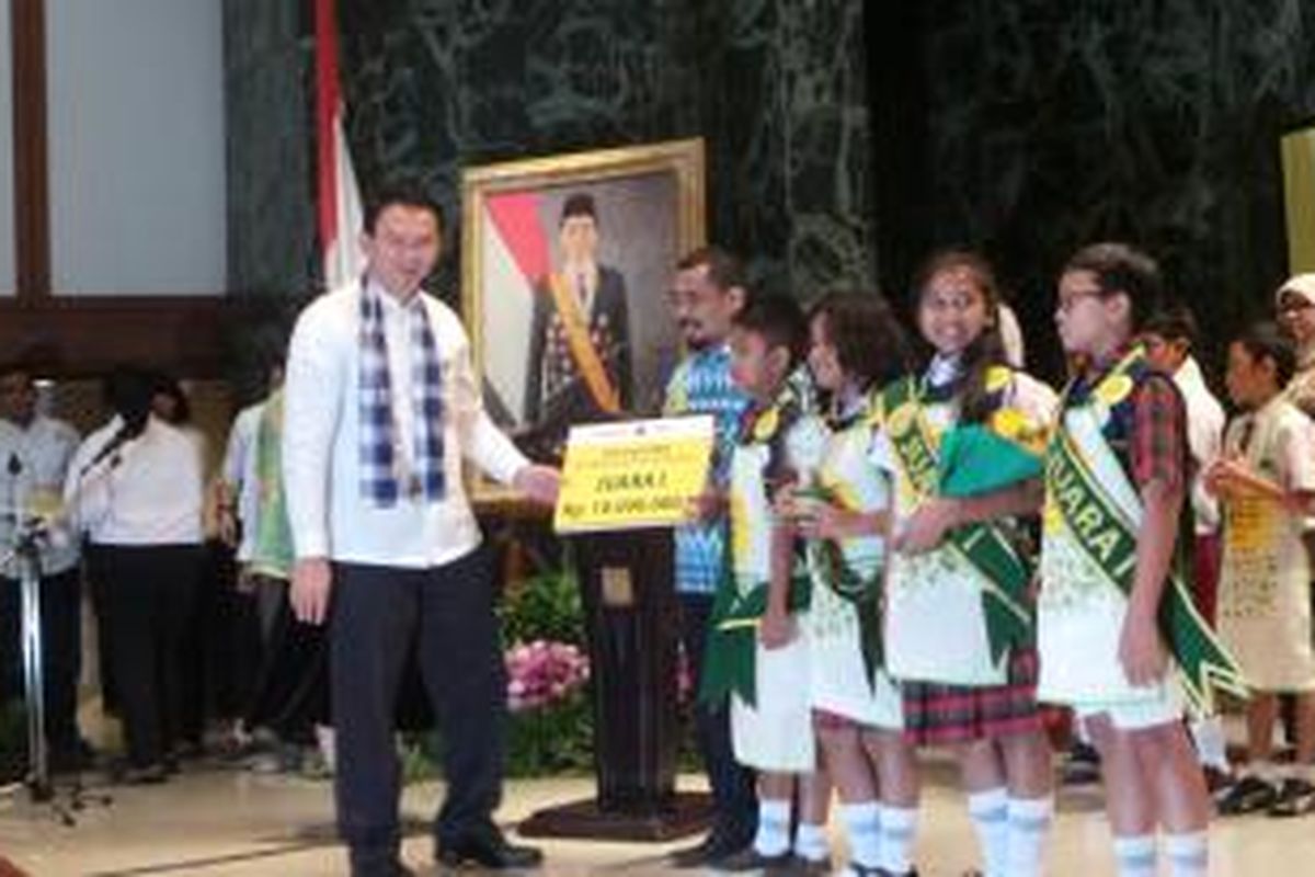 Gubernur DKI Jakarta Basuki Tjahaja Purnama memberi penghargaan kepada siswa-siswi pemenang Antangin Junior Creative Green School 2015, di Balai Kota, Jumat (19/6/2015). 