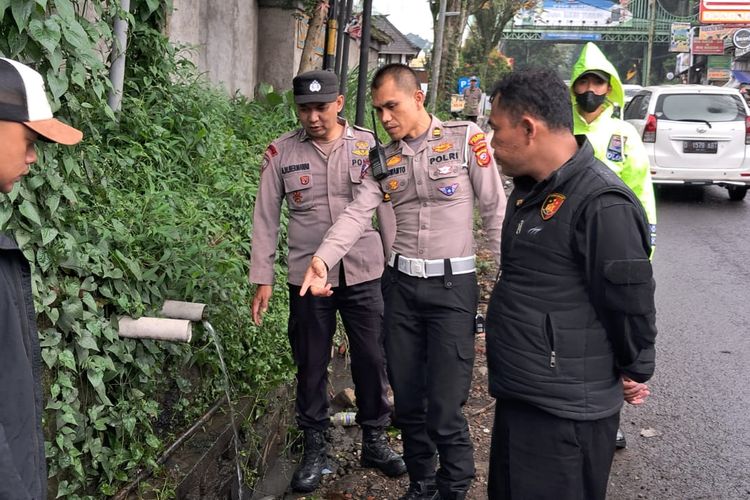 Polisi memeriksa lokasi kejadian tewasnya bocah perempuan yang terseret arus di selokan Jalan Raya Lembang, Kabupaten Bandung Barat (KBB), Jawa Barat, Rabu (6/3/2024).