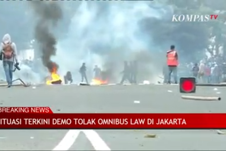 Tangkapan gambar kompas tv terkait kerusuhan di kawasan Tugu Tani, Jakarta Pusat , Rabu (13/10/2020)