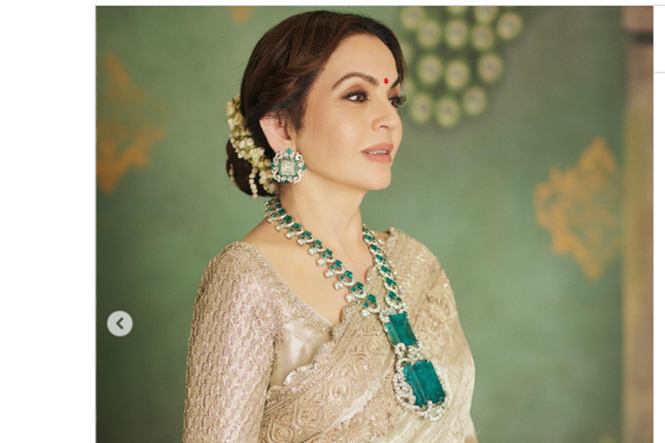 Penampilan Nita Ambani dengan kalung berlian seharga hampir Rp 1 triliun di pesta pranikah anak bungsunya, Anant Ambani
