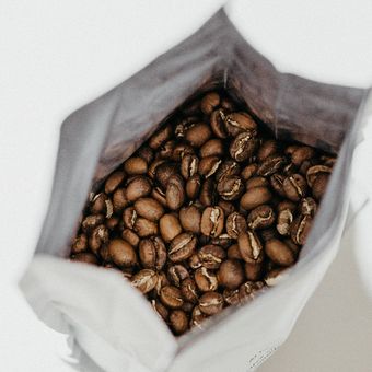 Menyimpang biji kopi dalam wadah kedap udara dan tak tembus pandang dapat membantu menjaga kesegaran kopi selama disimpan di rumah.