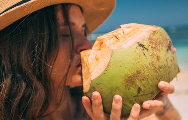 Ilustrasi minum air kelapa. Bolehkah minum air kelapa setiap hari?