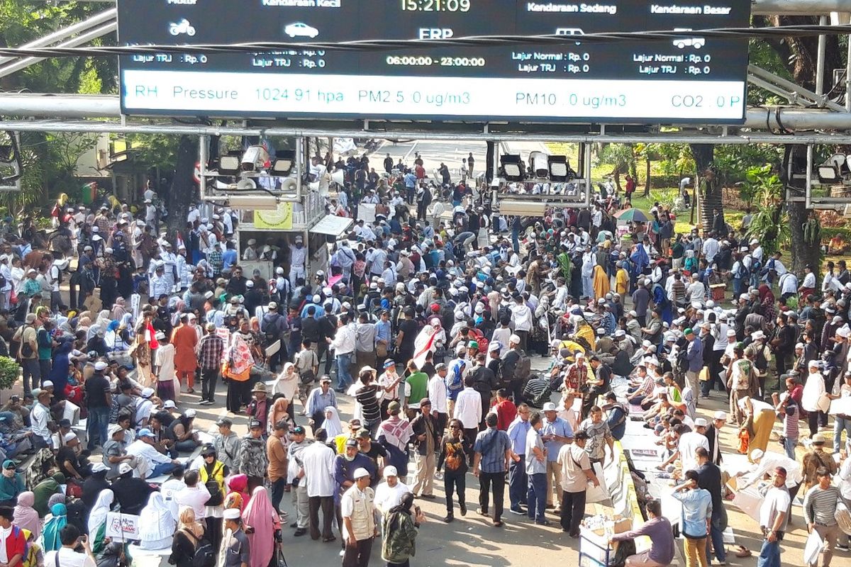 Massa aksi kawal MK di Jalan Medan Merdeka Barat, Jakarta Pusat, Rabu (26/6/2019)