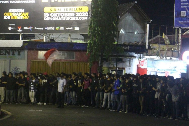 Aksi demonstrasi tolak UU Cipta Kerja di bundaran DPRD Jember akhirnya bubar sekitar pukul 21.00 WIB