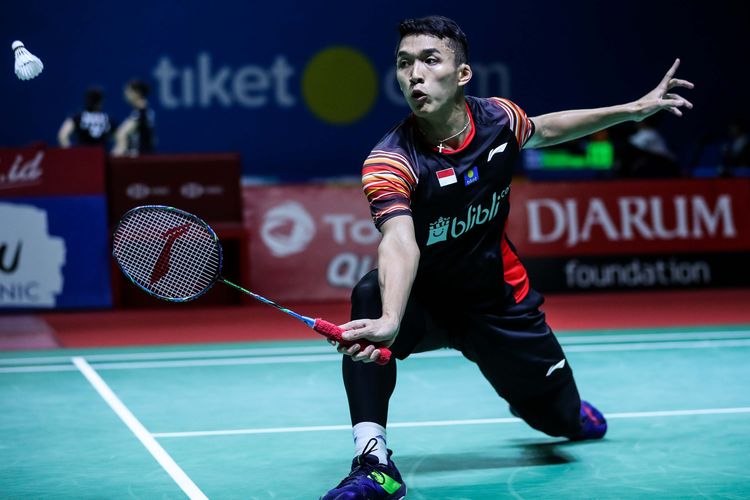 Tunggal Putra Indonesia, Jonatan Christie bertanding melawan tunggal putra Taiwan, Chou Tien Chen pada pertandingan perempat final BliBli Indonesia Open 2019 di Istora Senayan Jakarta, Jumat (19/7/2019). Jonatan Christie gagal melaju ke babak semifinal setelah kalah 16-21, 21-18, dan 21-14.