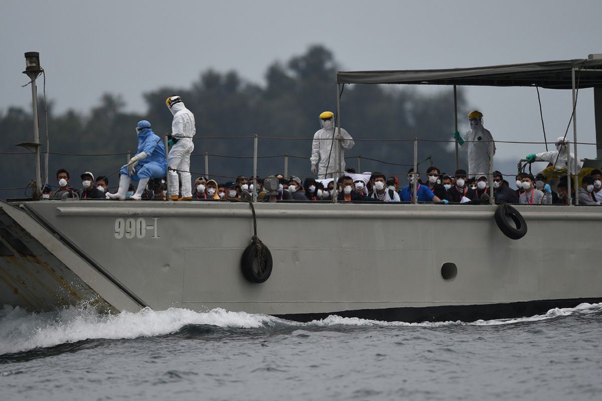 Landing Craft Utility (LCU) KRI dr Soeharso mengangkut WNI ABK Diamond Princess untuk diobservasi di Pulau Sebaru Kecil, Kepulauan Seribu, Jakarta, Kamis (5/3/2020). Sebanyak 68 WNI ABK Diamond Princess akan menjalani observasi di Pulau Sebaru Kecil, sementara satu orang masih harus menjalani pemeriksaan lebih lanjut.