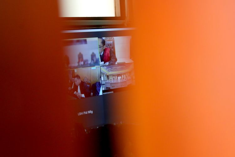 Suasana sidang putusan terhadap 8 tersangka pengerusakan kantor Arema FC di Pengadilan Negeri Kota Malang, Jawa Timur, Rabu (11/10/2023) siang. Sidang dilakukan secara langsung dan meeting zoom untuk 8 terdakwa yang berada di Polresta Kota Malang.