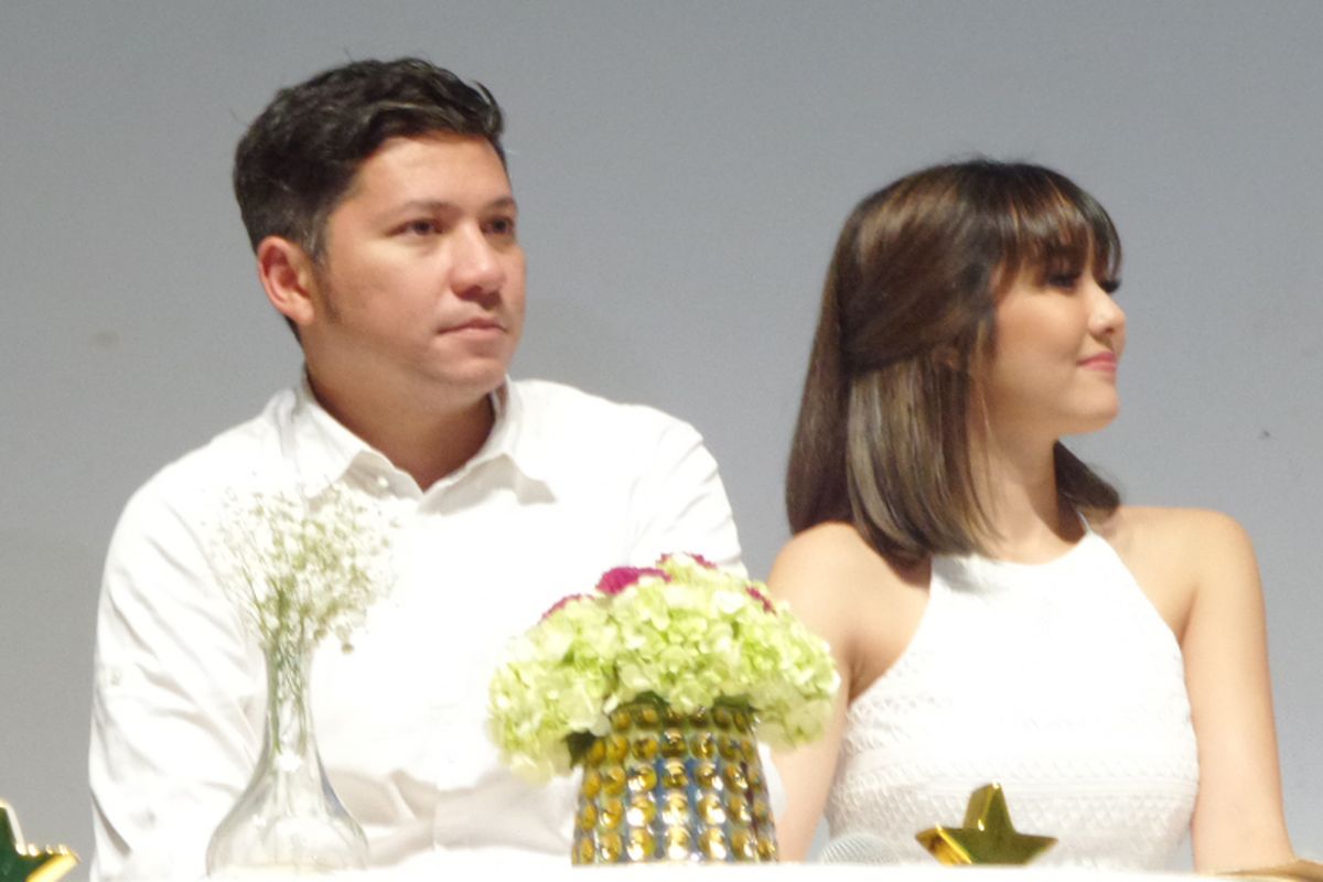Aktor dan presenter Gading Marten bersama istrinya sekaligus penyanyi Gisella Anastasia pada peluncuran brand ambassador Oriflame di Lotte Shopping Avenue, Kuningan, Jakarta Selatan