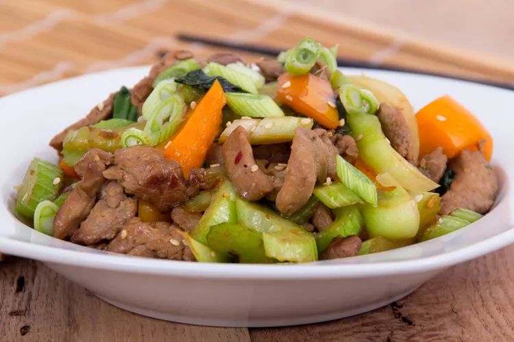 Resep tumis daging dan seledri dengan bawang putih.