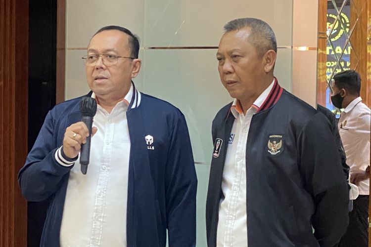 Direktur Utama PT Liga Indonesia Baru Akhmad Hadian Lukita (kiri) di Kantor Kemenko Polhukam, Jakarta, Selasa (11/10/2022).