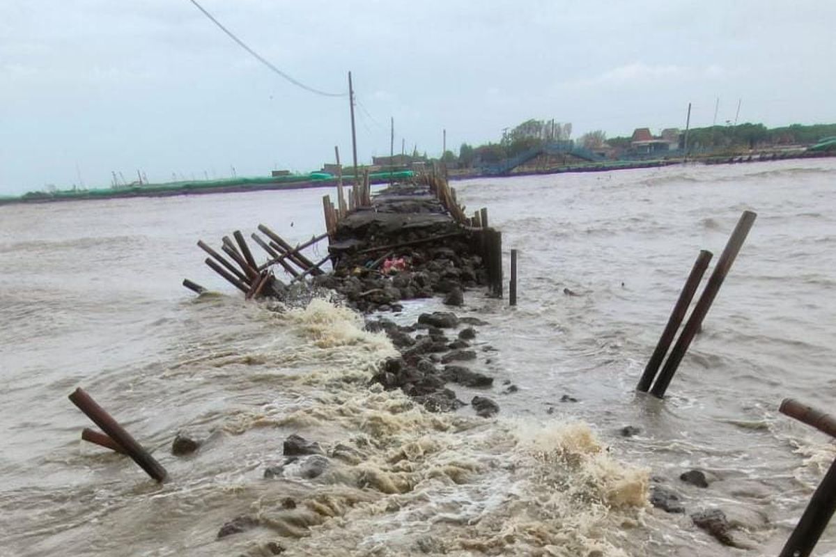 Kondisi akses jalan ke Dukuh Tambaksari, Desa Bedono, Kecamatan Sayung, Kabupaten Demak, Jawa Tengah putus akibat diterjang ombak. 
