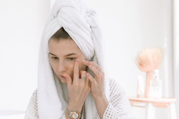 Ilustrasi memakai skin care.