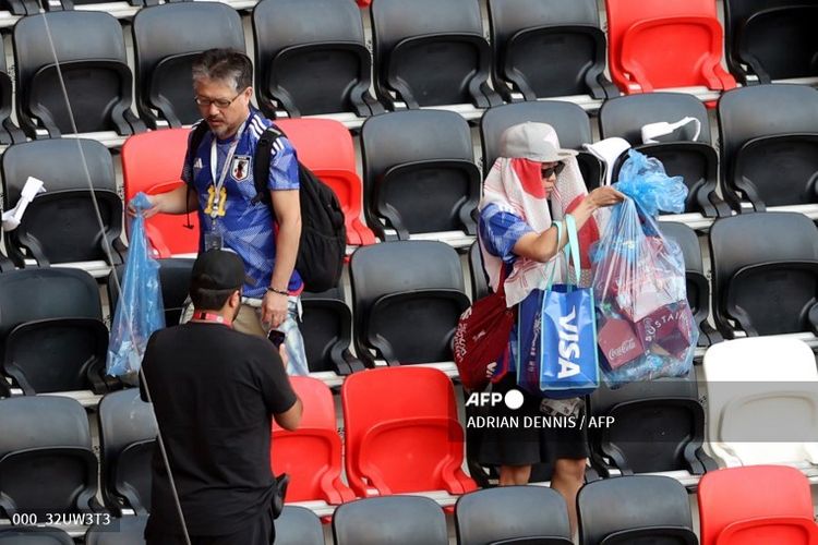 Suporter Jepang Bersih-bersih Stadion Usai Laga: Ini Budaya Kami