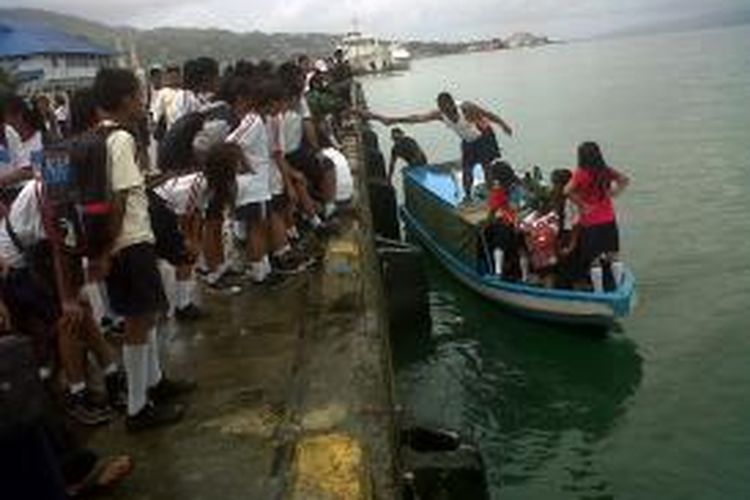 Ribuan siswa di Kota Ambon tampak memadati Pelabuhan Yos Sudarso Ambon untuk membersihkan sampah di kawasan itu. Siswa lainnya juga ikut naik ke kapal untuk membersihkan sampah di laut, Selasa (3/9/2013).

