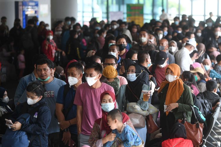 Sejumlah pemudik tanpa kendaraan bersiap menaiki kapal di Pelabuhan Merak, Banten, Sabtu (30/4/2022). Pengelola pelabuhan PT ASDP Indonesia Ferry memprediksi puncak arus mudik Pelabuhan Merak akan berlangsung hingga H-2 atau 30 April 2022.