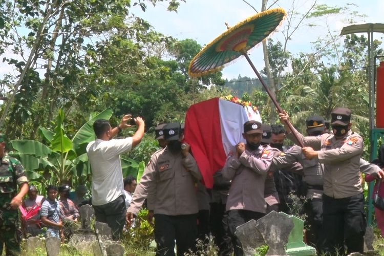 Jenazah almarhum Briptu Yoyok korban kerusuhan di Stadion Kanjuruhan malang, Dimakamkan di desa Sukosari Trenggalek Jawa Timur, Minggu (02/10/2022).