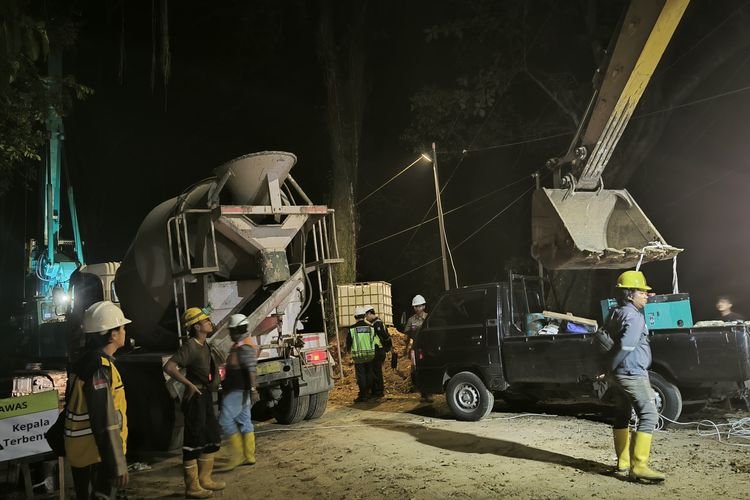 Perbaikan jalan di jalur Gumitir yang menjadi jalur utama dari Jember menuju Banyuwangi, Jawa Timur.