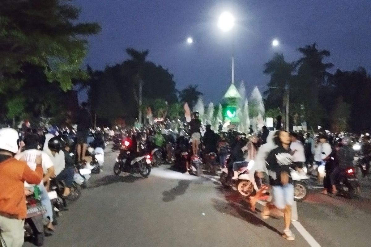 Sejumlah anggota massa saat berkumpul di Taman Sekartaji, Kota Kediri, Jawa Timur, dalam aksi solidaritas untuk Affan Maulana, Sabtu (30/8/2025).