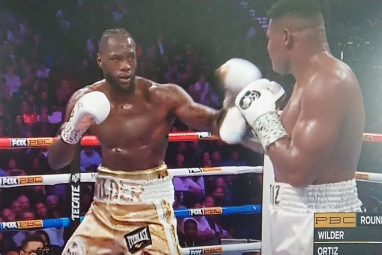 Duel Deontay Wilder vs Luis Ortiz untuk perebutan sabuk juara kelas berat WBC di Las Vegas, Nevada, Minggu (24/11/2019).