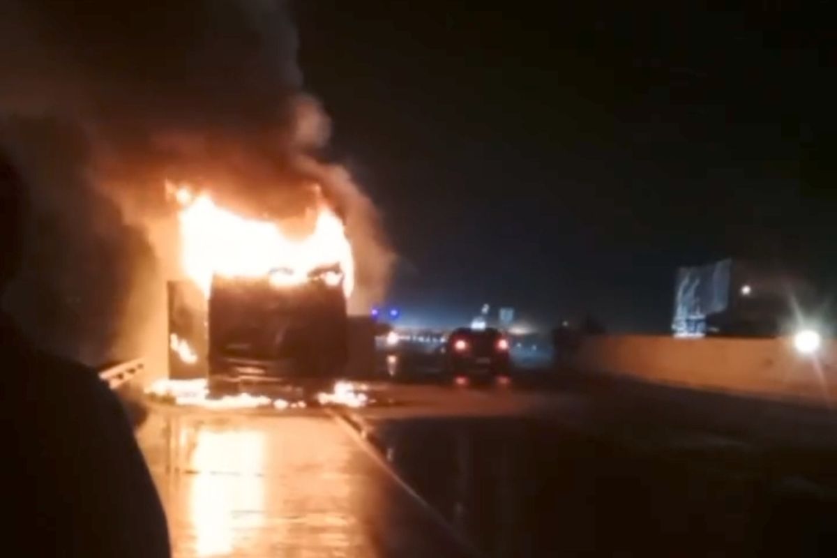 Kobaran api pada bus PO Haryanto terbakar di KM 301 A tol Pemalang-Batang