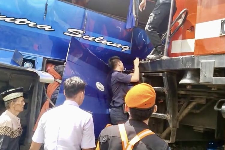 KA Rajabasa menabrak bus Putra Sulung di Martapura, Minggu (21/4/2024). 5 orang tewas dalam kecelakaan ini.