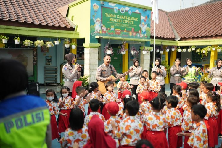 14 Samsat Polda Metro Jaya Kenalkan Polisi sebagai Sahabat Anak