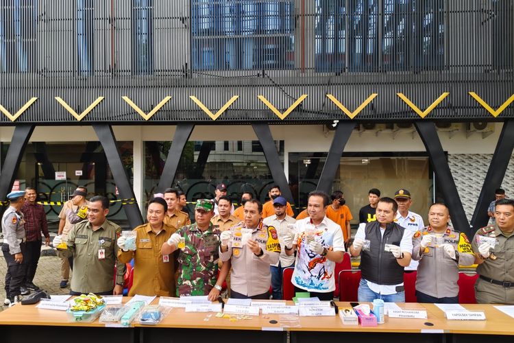 Pihak kepolisian bersama TNI dan Satpol PP, memperlihatkan barang bukti narkotika yang diedarkan di tempat hiburan malam Axelle Resto dan KTV, di Jalan HR Soebrantas, Kecamatan Bina Widya, Pekanbaru, Riau, Selasa (27/2/2024).