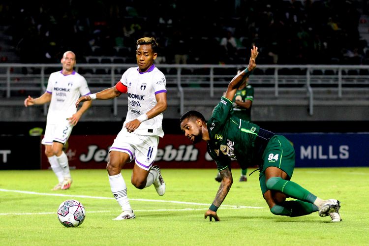 Pemain Persita Tangerang Mohammad Toha berhasil melawati pemain asing Persebaya Surabaya Silvio Rodrigues saat pertandingan pekan 2 Liga 1 2022-2023 yang berakhir dengan skor 2-0 di Stadion Gelora Bung Tomo Surabaya, Senin (1/8/2022) malam.