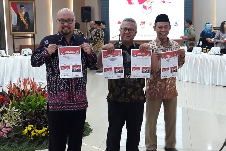 Komisioner KPU Ilham Saputra, Ketua KPU Arief Budiman, dan Komisioner KPU Pramono Ubaid Tanthowi usai rapat koordinasi persiapan produksi surat suara pemilu 2019 di kantor KPU, Menteng, Jakarta Pusat.