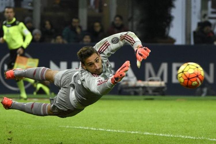 Gianluigi Donnarumma melakukan penyelamatan saat AC Milan melawan Sampdoria pada partai Serie A di Stadion San Siro, 28 November 2015.