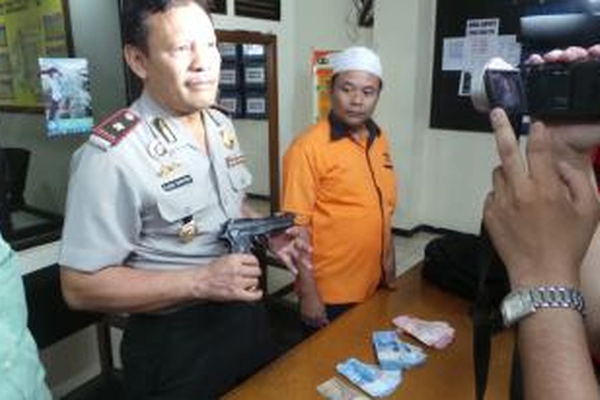 Polsek Matraman mengamankan uang yang dirampok di Kantor Pos yang berlokasi di Kayu Manis, Matraman, Jakarta Timur. Rabu (2/4/2014).