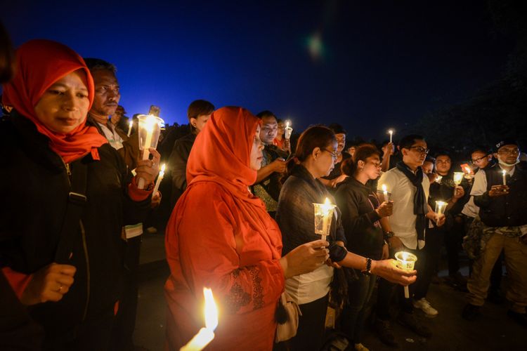 Warga dari berbagai elemen menyalakan lilin saat aksi seribu lilin di Lapangan Gasibu, Bandung, Jawa Barat (13/5/2018) malam. Aksi seribu lilin tersebut sebagai dukungan dan doa bagi korban bom di tiga gereja di Surabaya. ANTARA FOTO/Raisan Al Farisi/ama/18