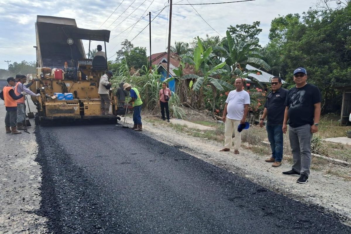 Perbaikan ruas jalan Teluk Kuantan?Cerenti, di Kecamatan Sentajo, Cerenti, dan Pangean, Kabupaten Kuantan Singingi (Kuansing), Provinsi Riau.