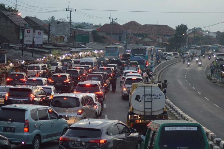 Guna mengurai kemacetan di kawasan Nagreg, Kabupaten Bandung jajaran Polresta Bandung menerapkan skema Contra Flow sehingga arus yang mengarah ke Barat menjadi tiga lajur, sedangkan arah sebaliknya menjadi satu lajur.